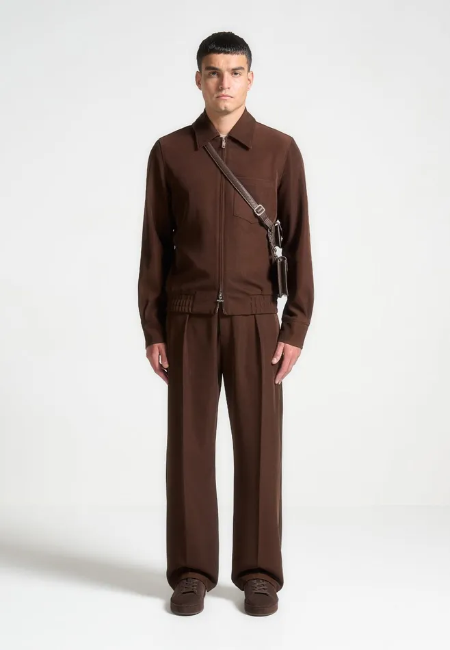 Men Manire De Voir Relaxed Fit Twill Pleated Tailored Trousers Brown