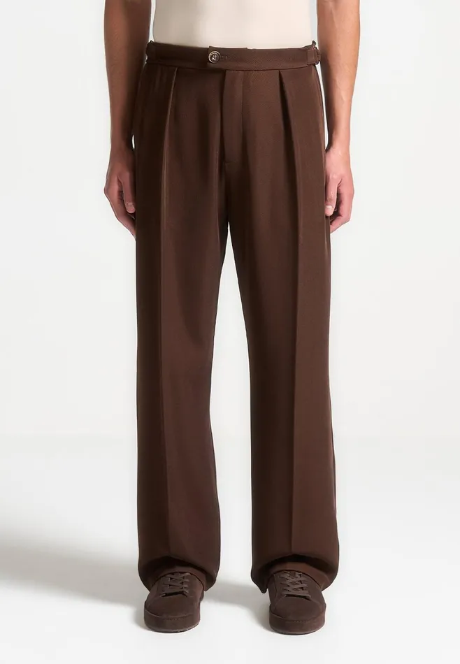 Men Manire De Voir Relaxed Fit Twill Pleated Tailored Trousers Brown