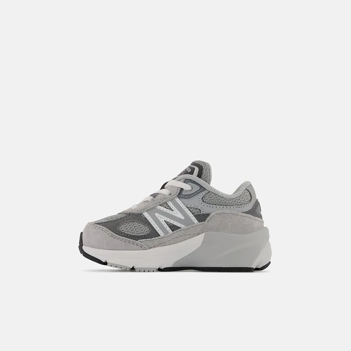 Size 0 8211 10 New Balance Kids 990v6 Grey with Silver