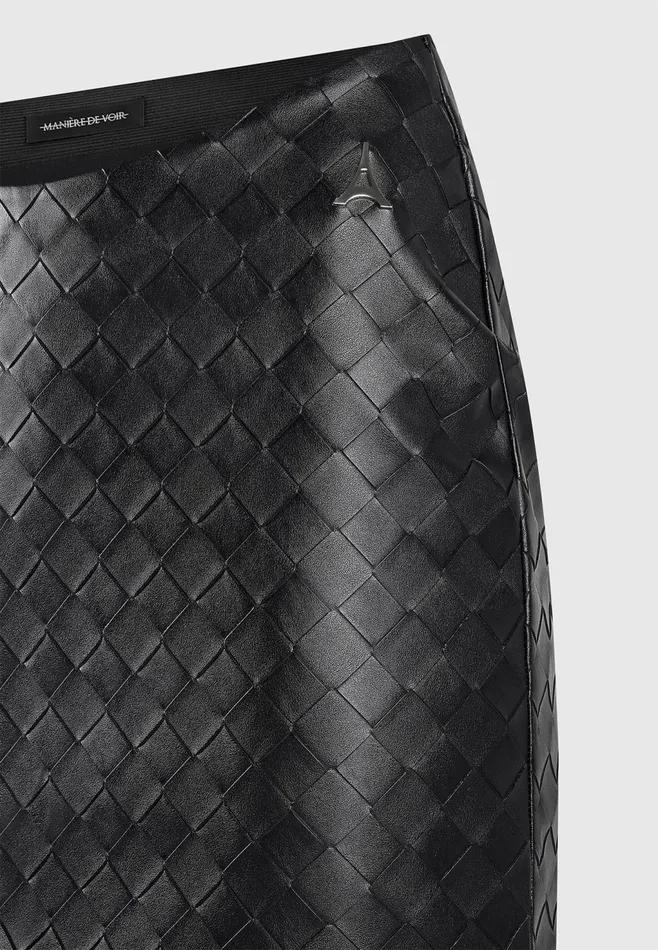 Women Manire De Voir Woven Leather Dipped Waist Mini Skirt Black